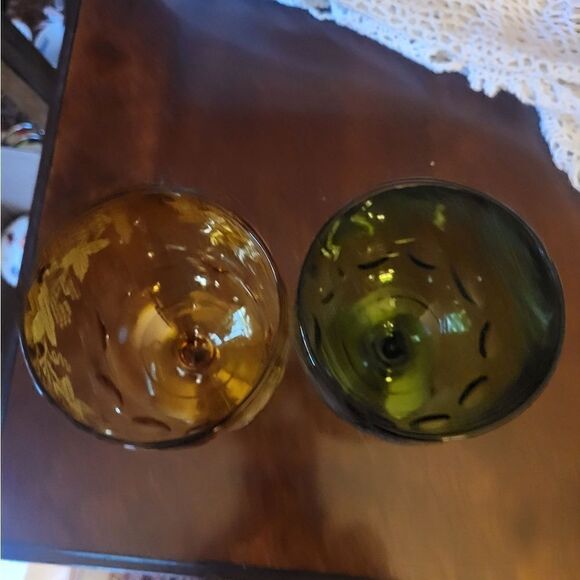 Vintage Mint 60s Set Of 2 Etched Grapes Colored Glass Goblets in Amber & Green - Picture 5 of 8
